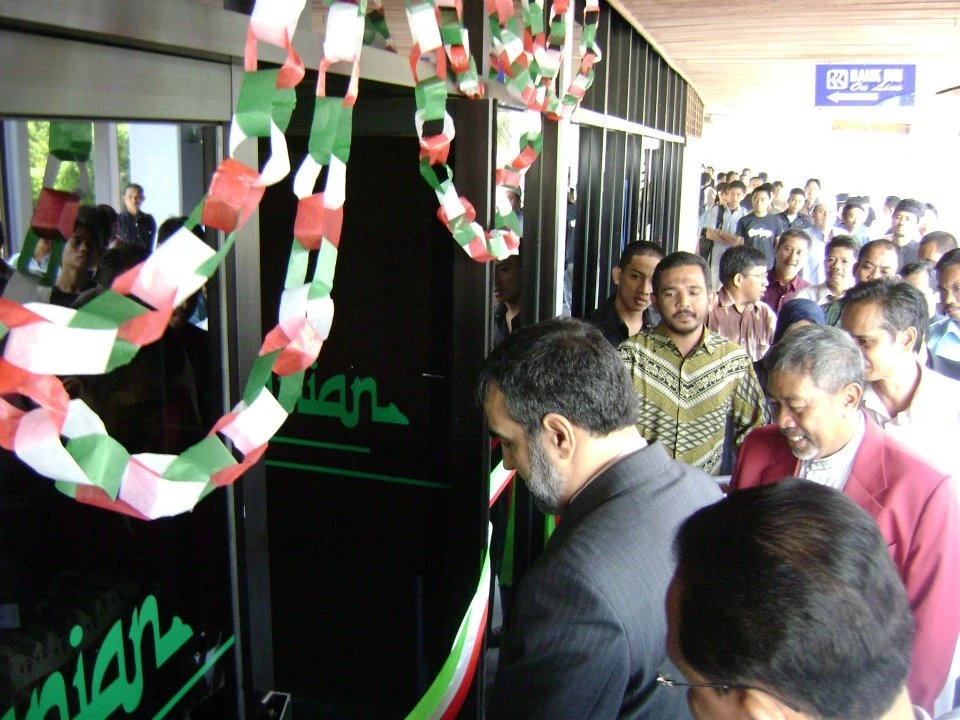 Peresmian Iranian Corner Universitas Hasanuddin oleh Duta Besar Republik Islam Iran untuk Indonesia, Dr. Behrooz Kamalvandi, didampingi Rektor Unhas Prof. Dr. dr. Idrus Andi Paturusi, Sp.B, Sp.OT(K), pada 28 November 2007 di Lantai Dasar Perpustakaan Universitas Hasanuddin.